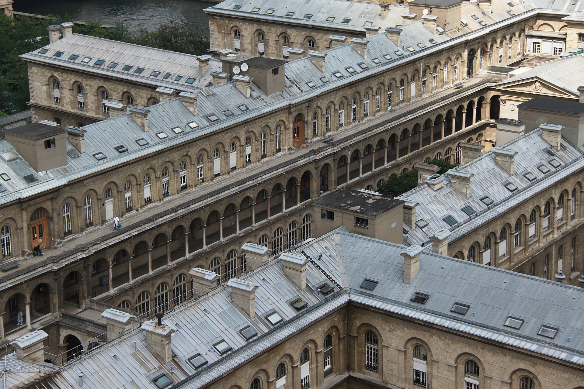 Imagem de referência relacionada a Hôtel-Dieu de Paris, item descrito como hospital em Paris, França