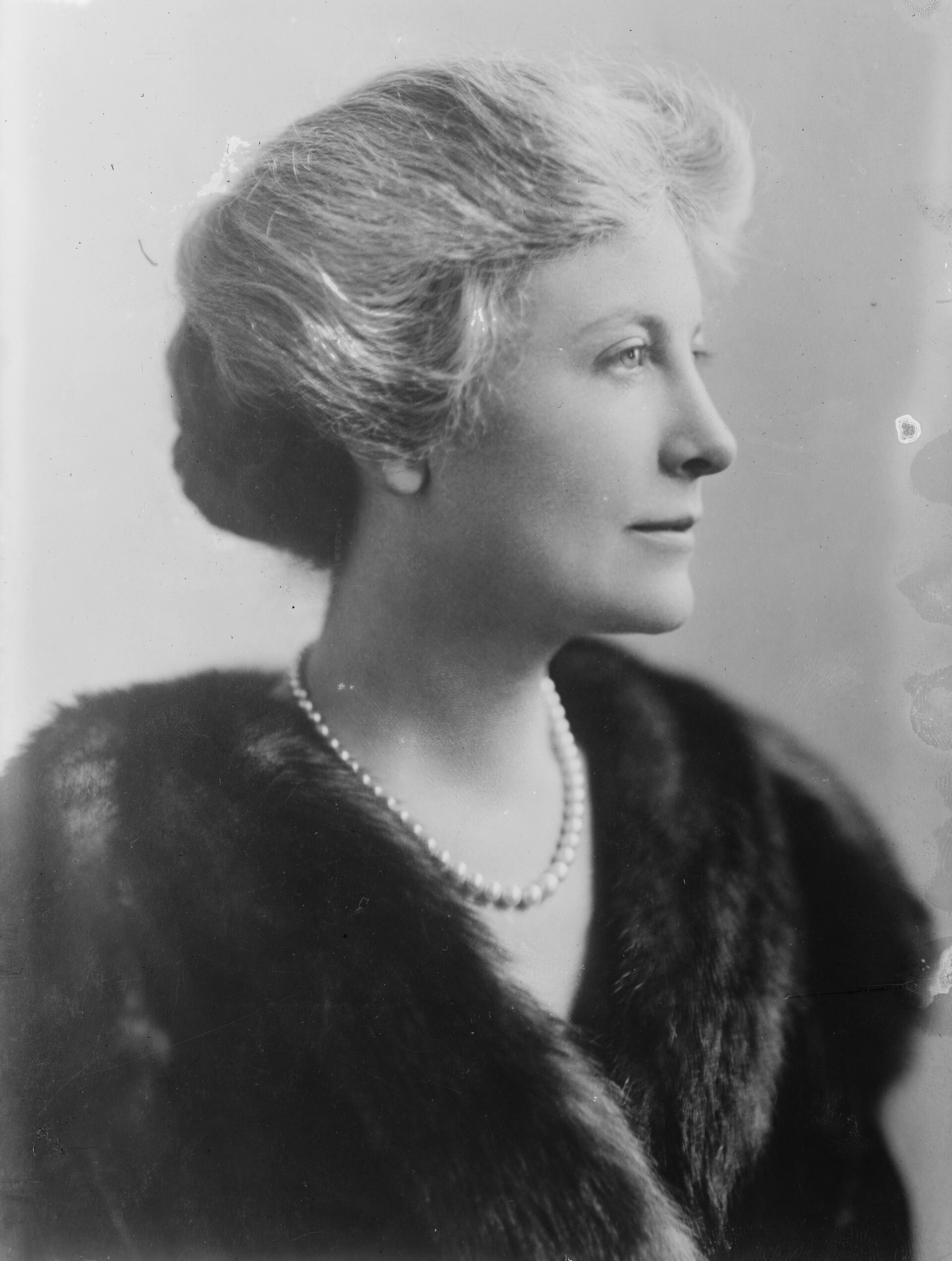 Imagem de referência relacionada a Eleanor Robson Belmont, item descrito como actriz británica
