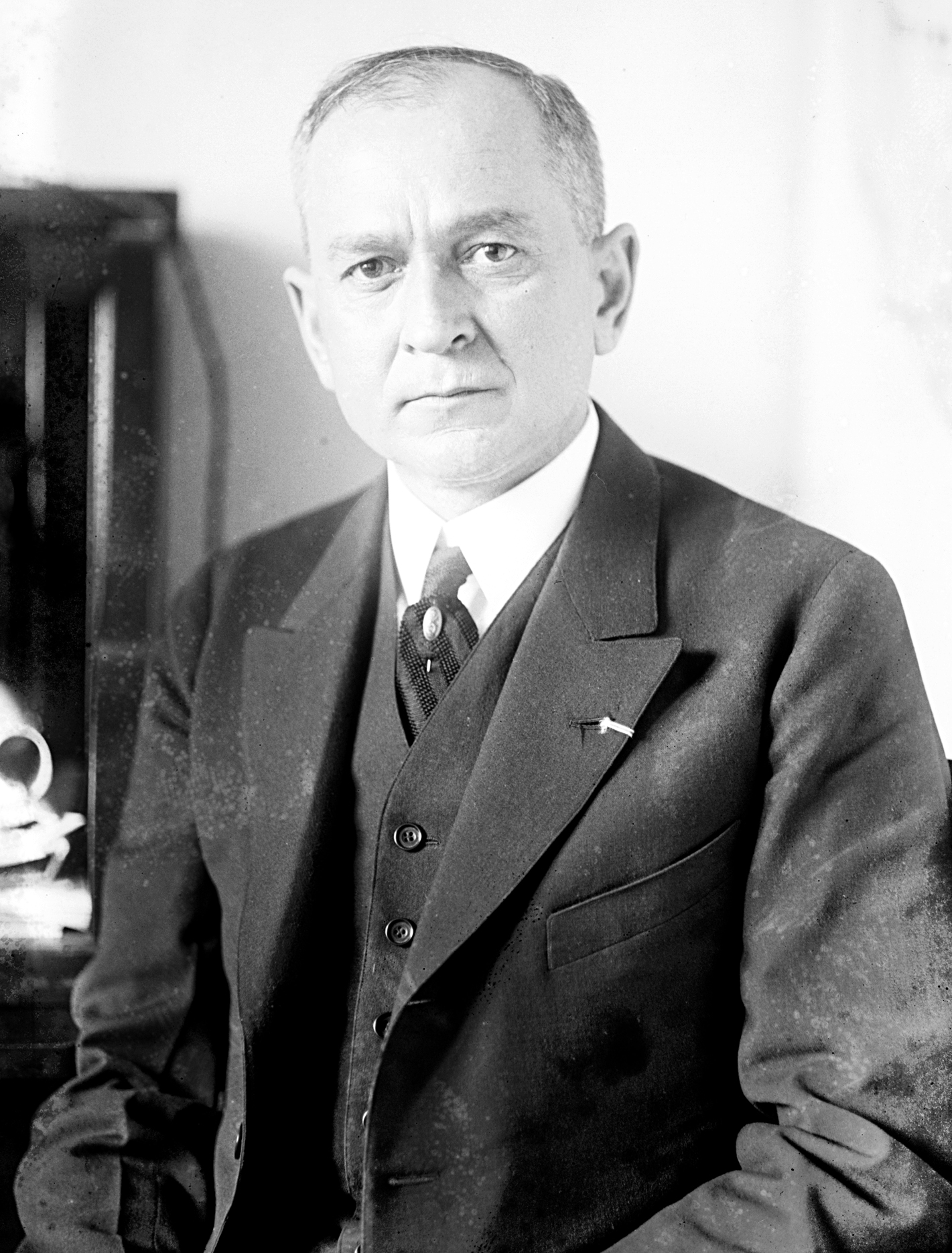 Imagem de referência relacionada a Roy O. Woodruff, item descrito como político americano