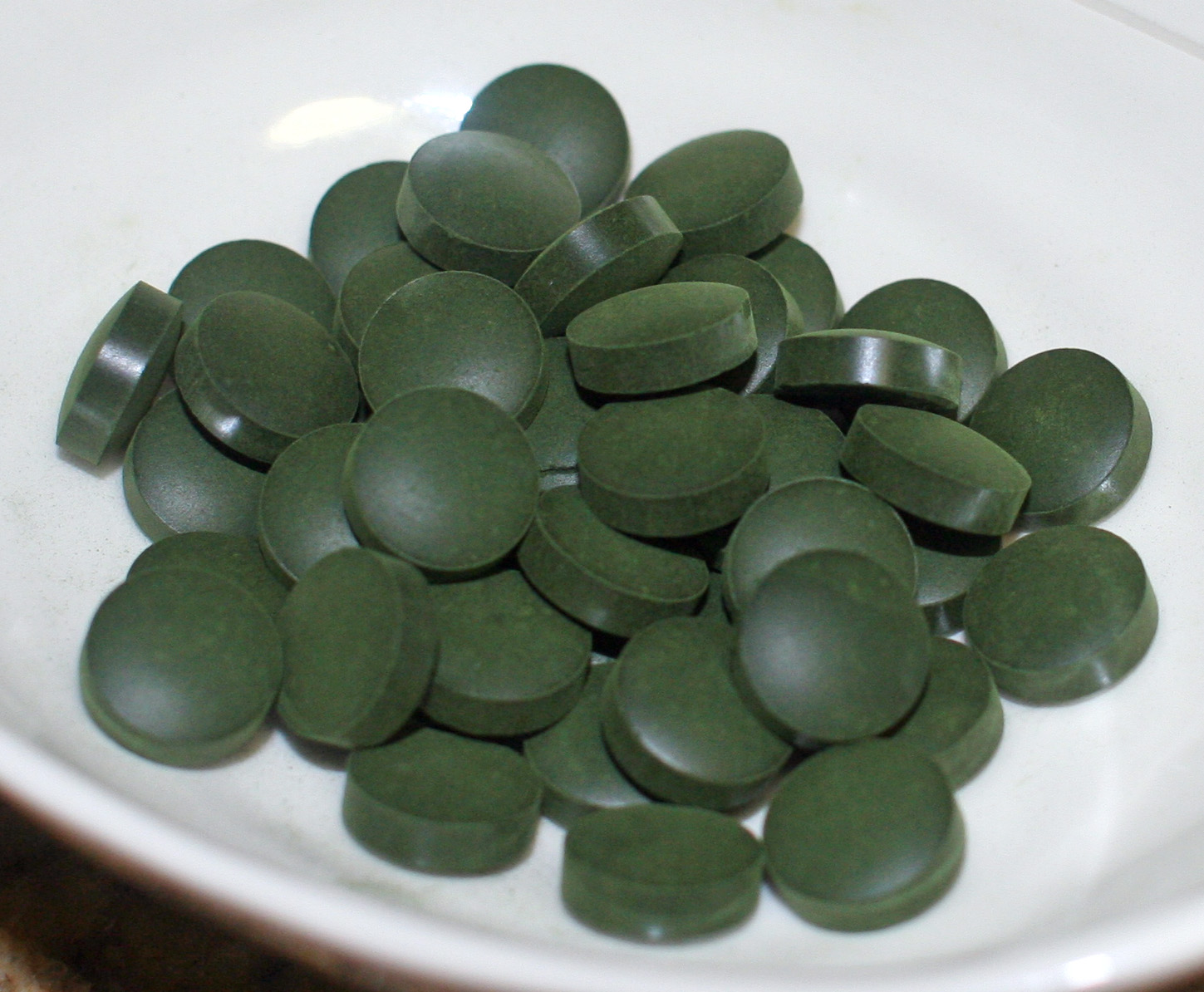 Imagem de referência de Spirulina, descrito nos dados abertos como género de cianobactérias que formam filamentos helicoidais