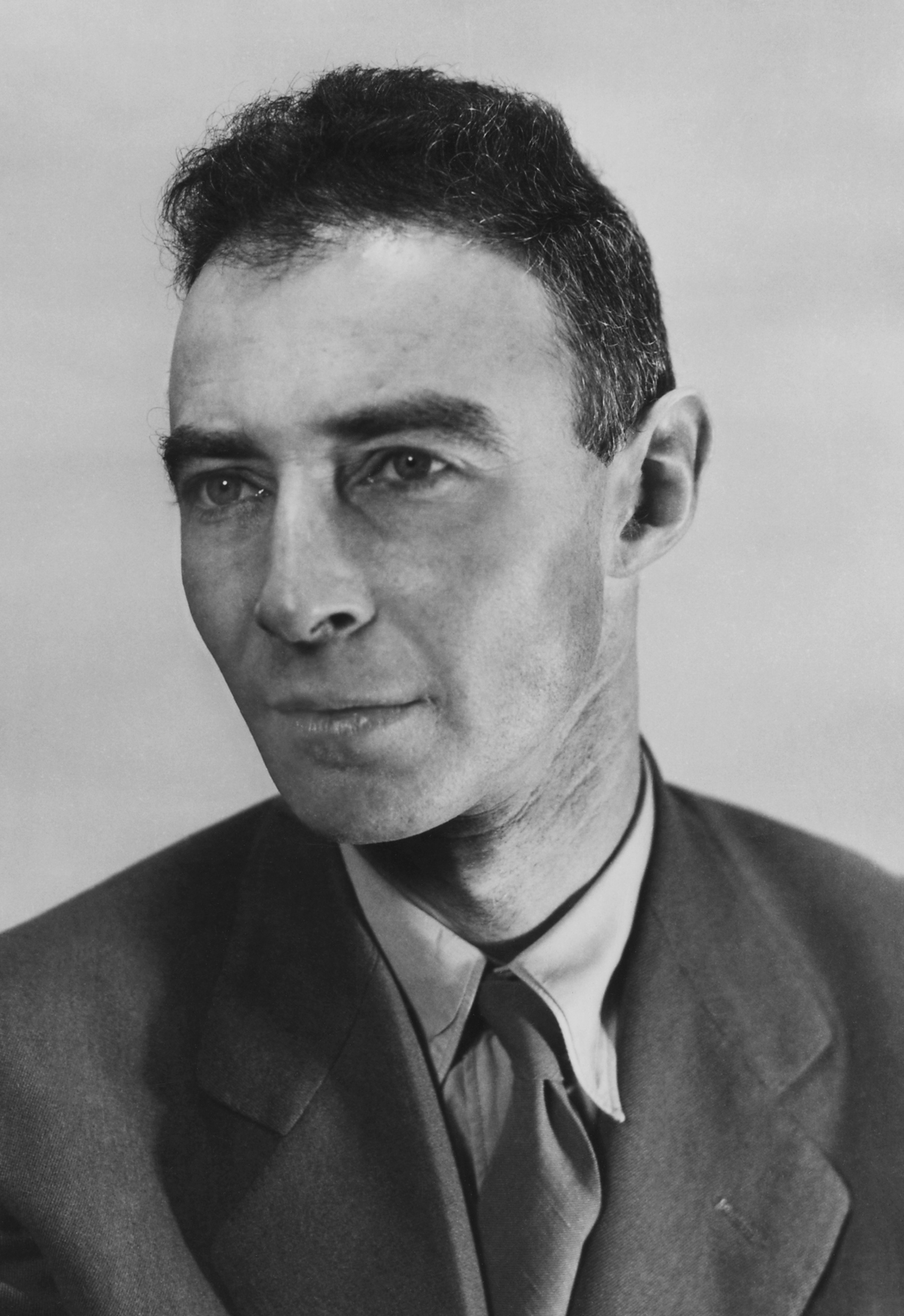 Imagem de referência de Robert Oppenheimer, descrito nos dados abertos como físico americano conhecido como o "pai da bomba atômica"