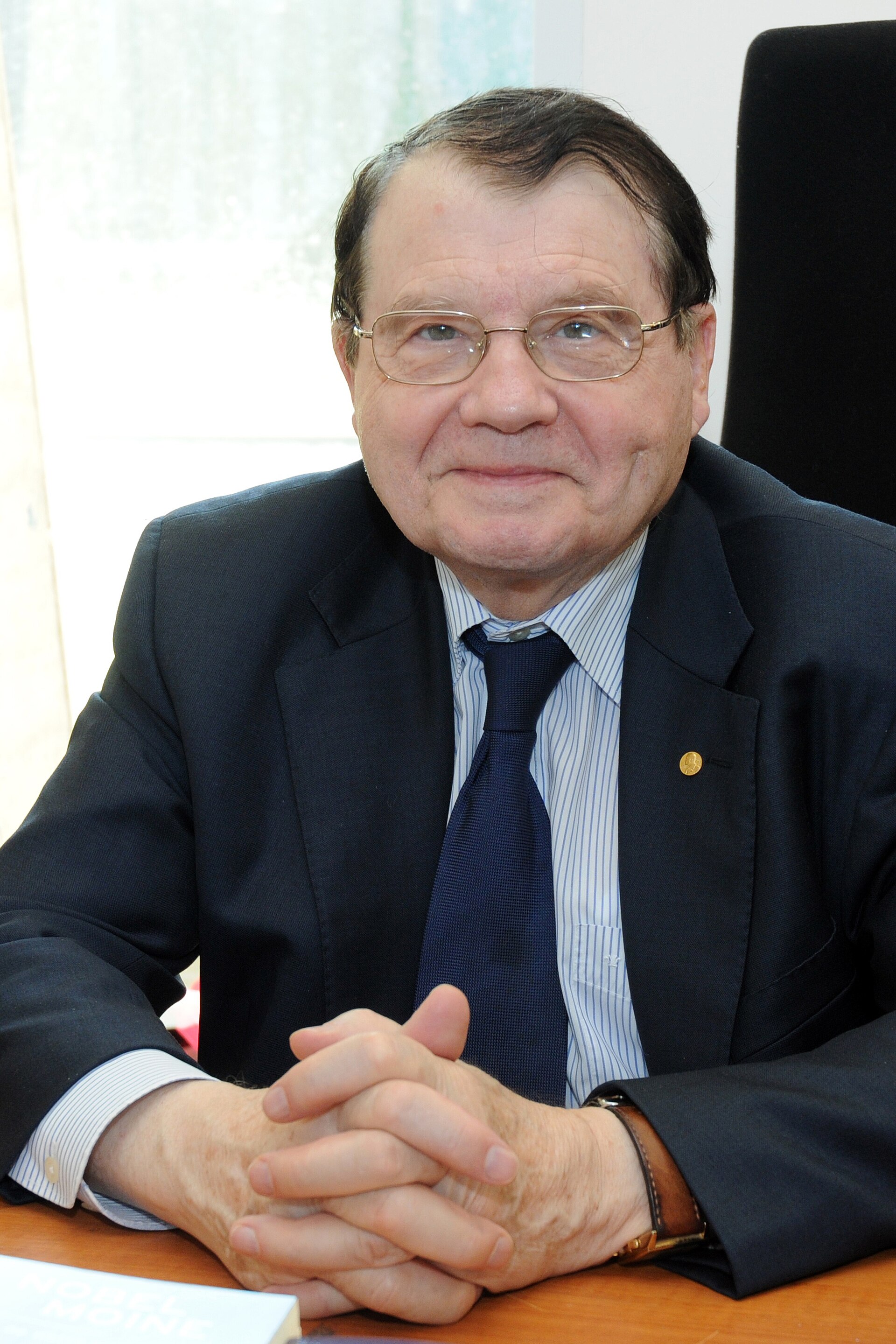 Imagem de referência relacionada a Luc Montagnier, item descrito como virologista e médico francês (1932-2022)