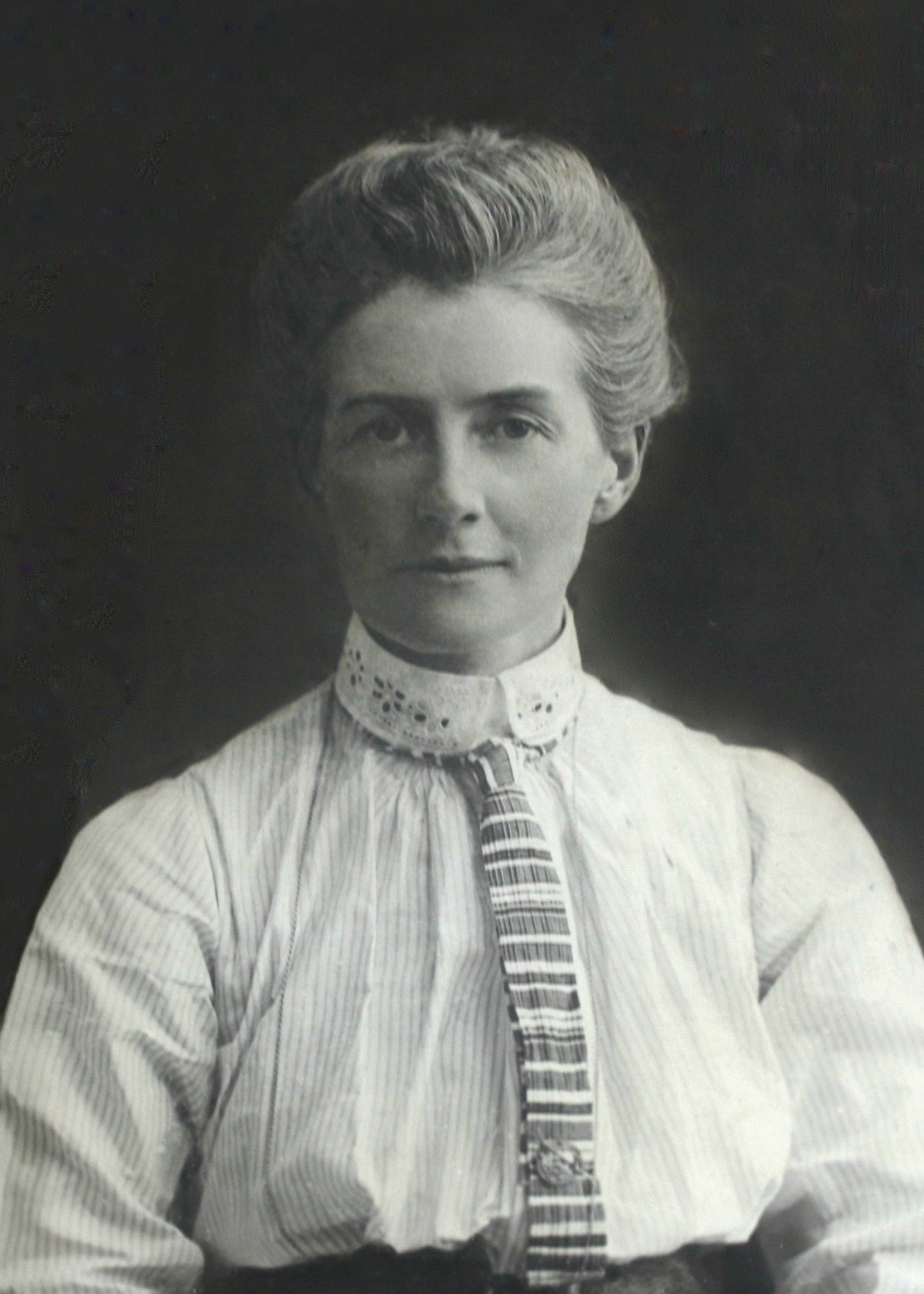 Imagem de referência relacionada a Edith Cavell, item descrito como patriota e enfermeira britânica