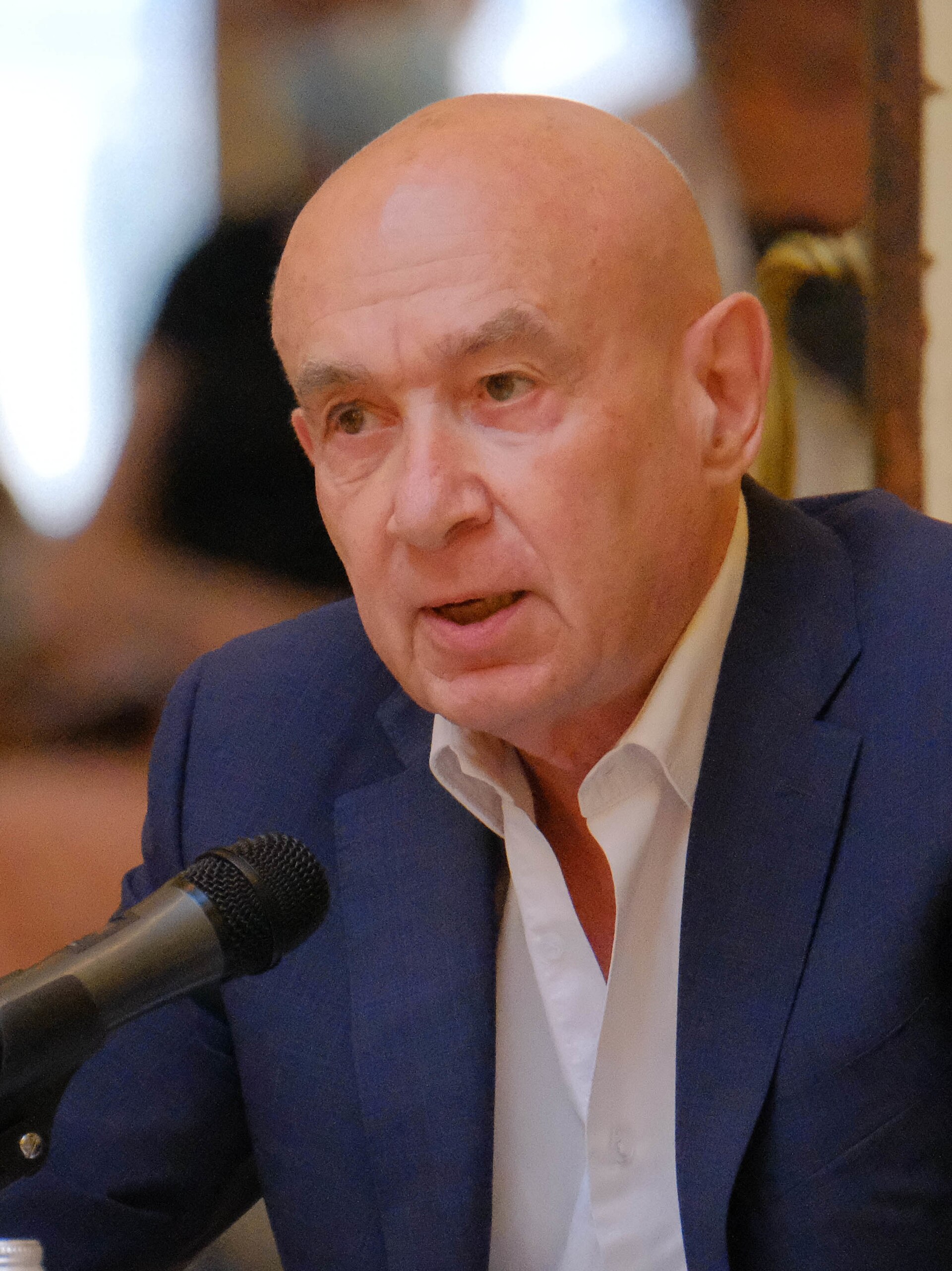 Imagem de referência relacionada a Claude Malhuret, item descrito como político francês