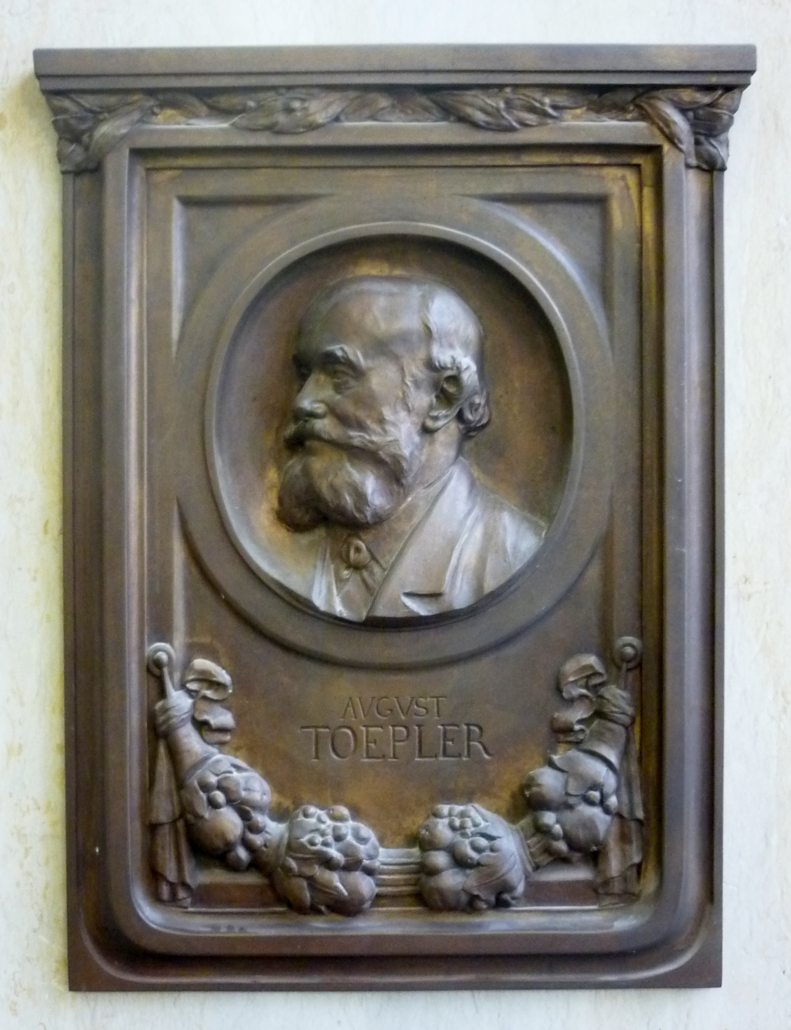Imagem de referência de August Toepler, descrito nos dados abertos como professor académico alemão