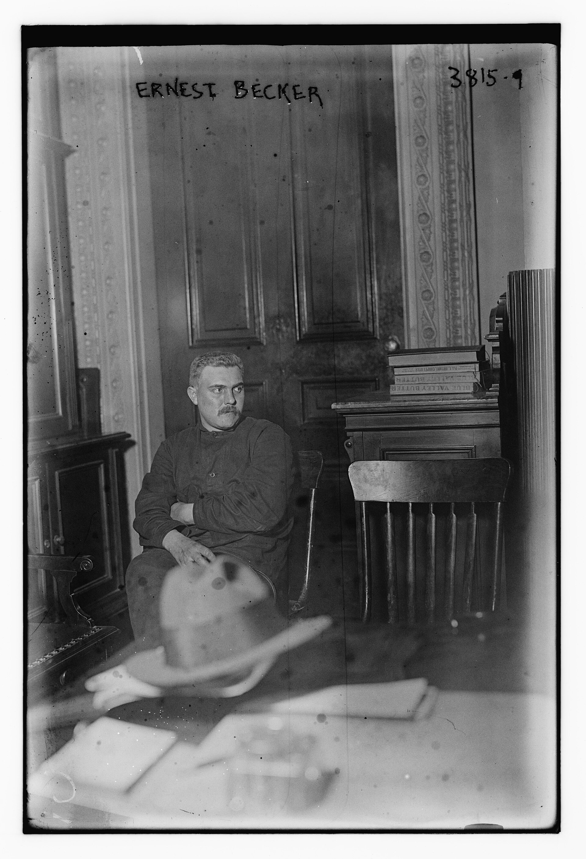 Imagem de referência relacionada a Ernest Becker, item descrito como registro de referência sobre Ernest Becker, organizado a partir de dados estruturados abertos
