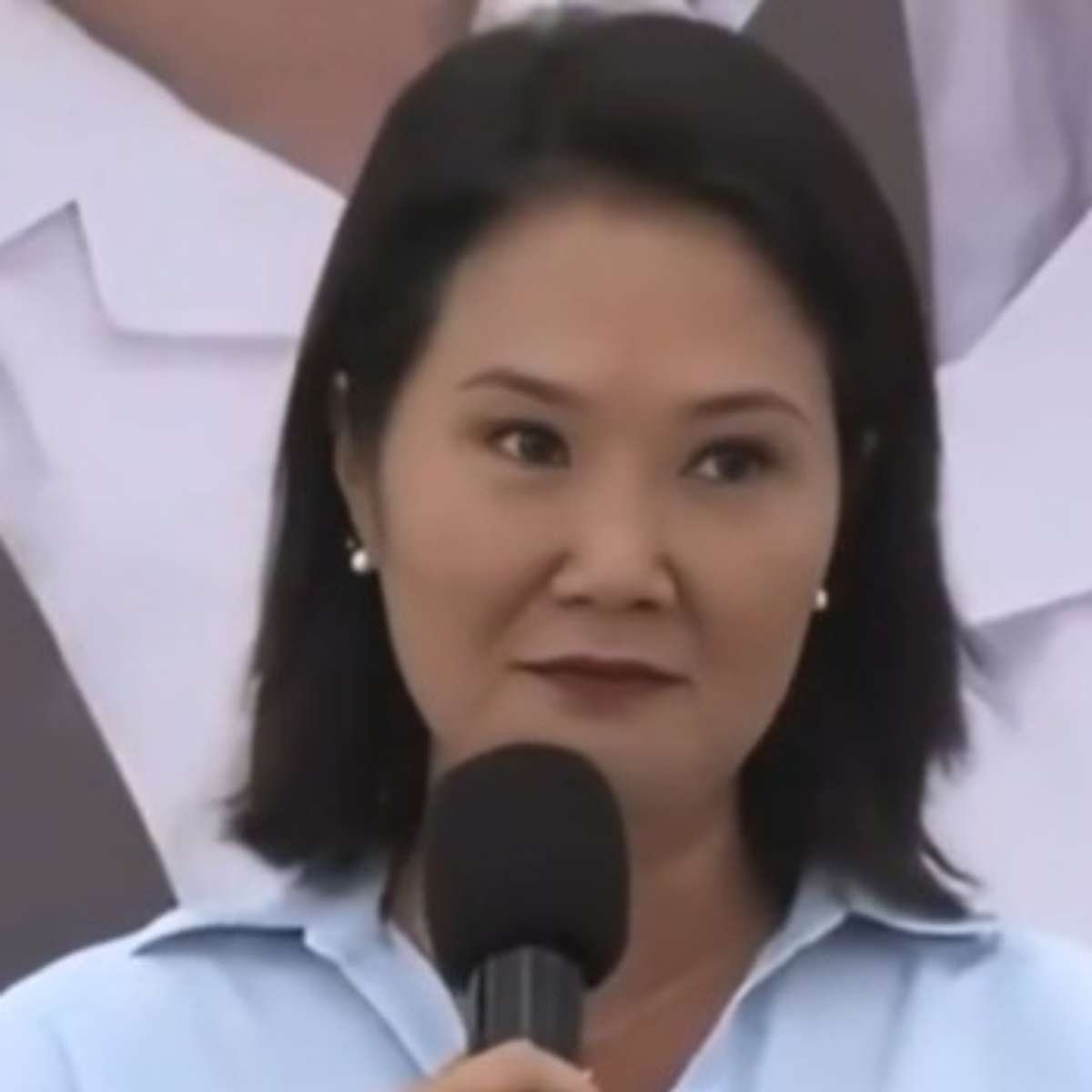Keiko Fujimori, presidente do Peru, proíbe maquiagem e unhas pintadas em colégios