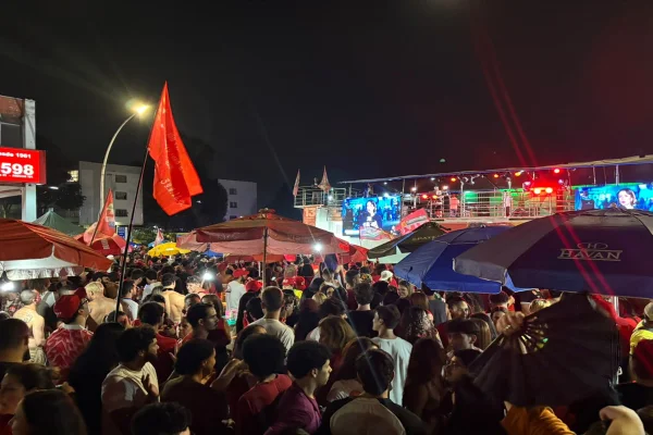 Petistas lotam as ruas da Asa Norte e celebram virada histórica de Lula - destaque galeria