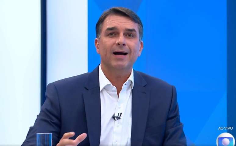 Flávio Bolsonaro fala sobre projetos para reeleição: veja como funciona a regra e o veto a parentes