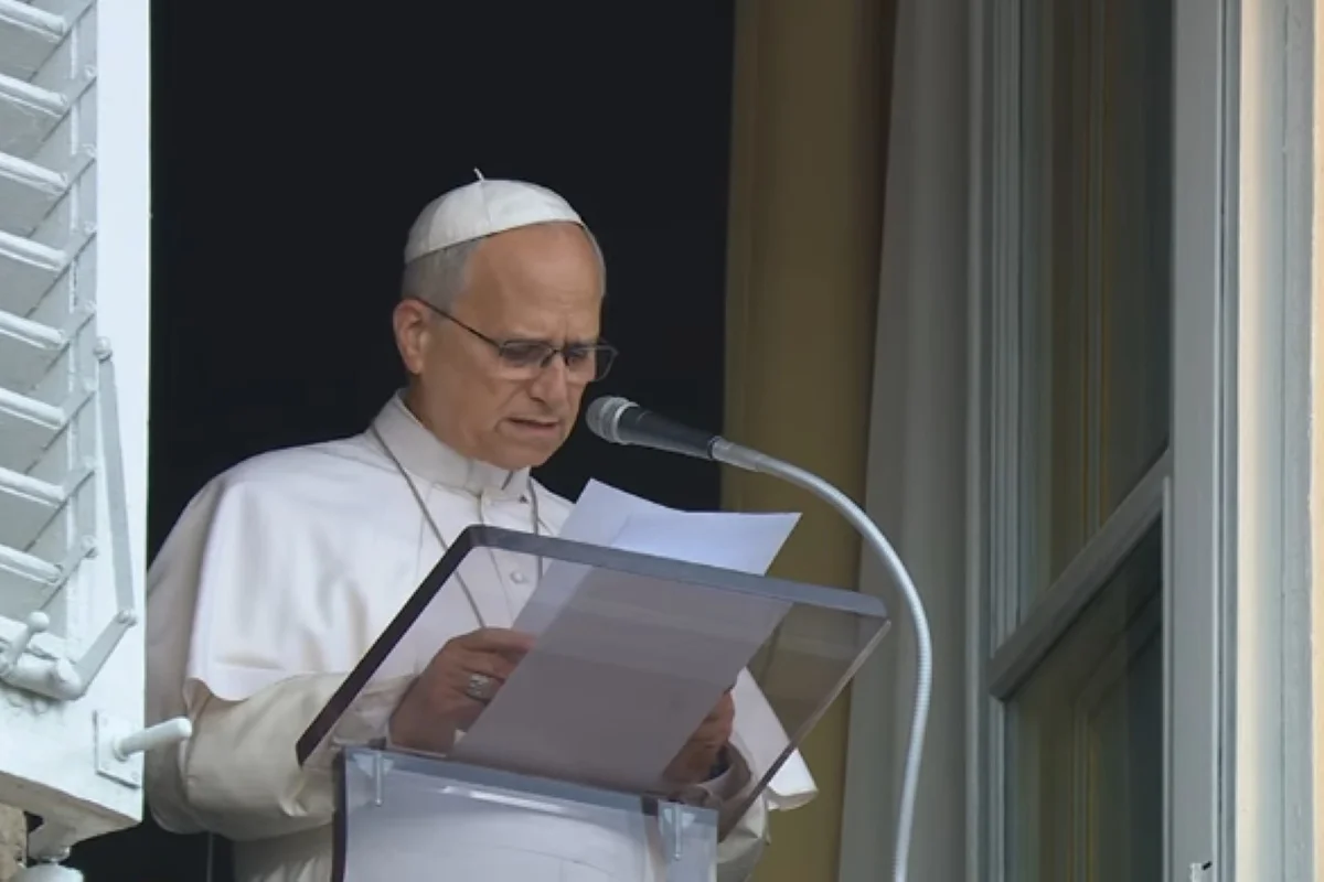 Papa Leão XIV realiza a oração do Angelus no Vaticano após deixar hospital