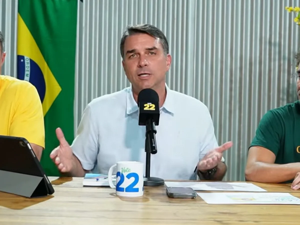 Flávio Bolsonaro defende redução da maioridade penal e ironiza emenda do PT