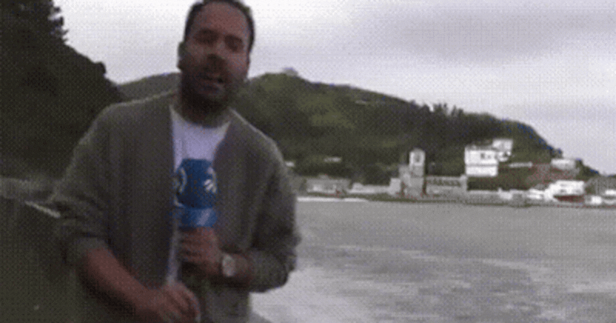 Repórter é atingido ao vivo por onda gigante durante cobertura de tempestade na Espanha