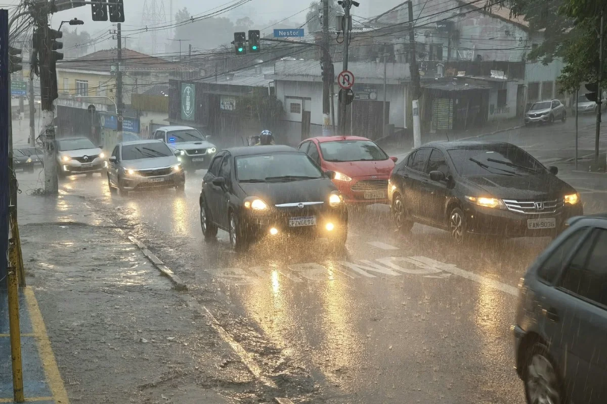 Chuva na Estrada de Campo Limpo, zona sul de São Paulo - Metrópoles