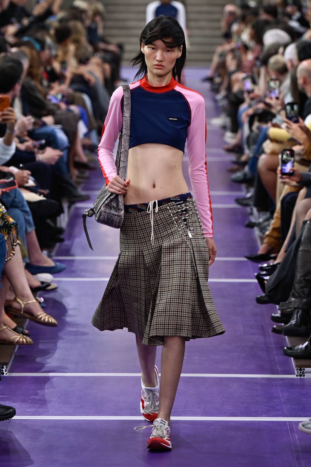 Miu Miu revela parceria com Wrangler e apresenta jeans vintage em Paris