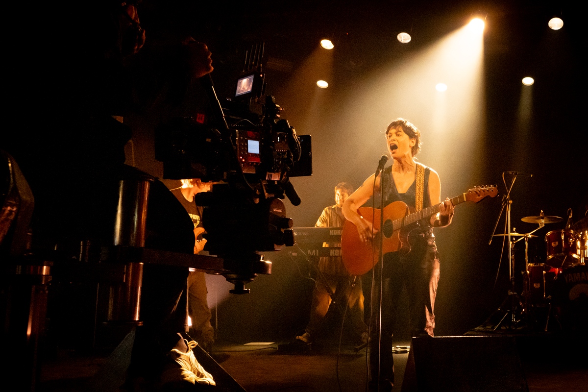 Luisa Arraes em set de cinebiografia de Cássia Eller