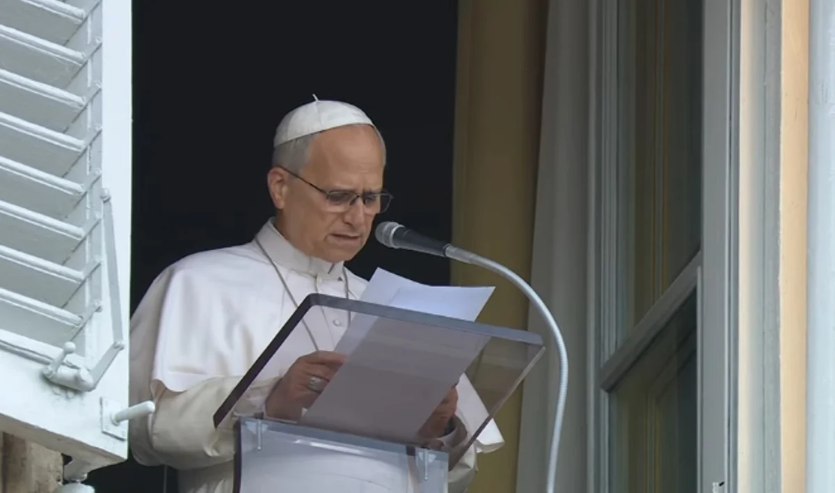 Imagem da matéria: Papa Leão XIV realiza a oração do Angelus no Vaticano após deixar hospital