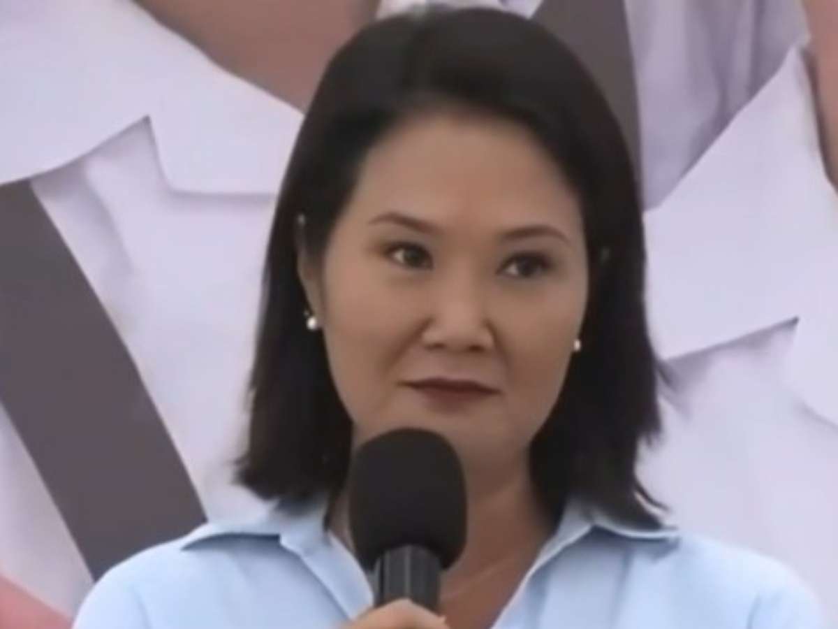 Keiko Fujimori, presidente do Peru, proíbe maquiagem e unhas pintadas em colégios