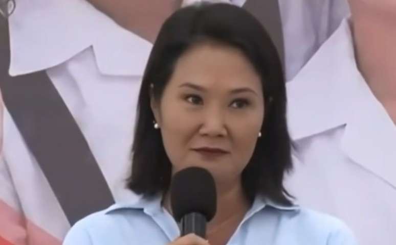 Keiko Fujimori, presidente do Peru, proíbe maquiagem e unhas pintadas em colégios