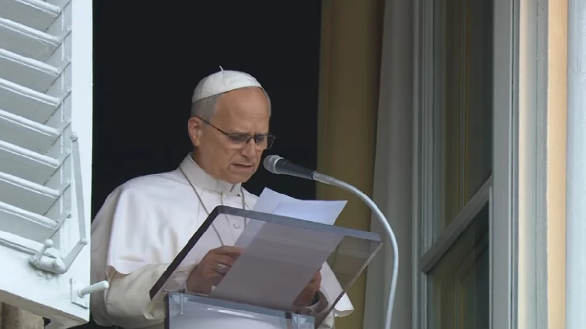 Papa Leão XIV realiza a oração do Angelus no Vaticano após deixar hospital