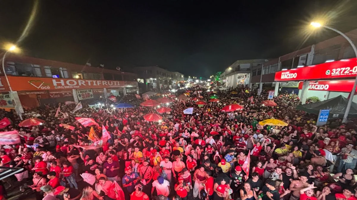 Petistas lotam as ruas da Asa Norte e celebram virada histórica de Lula