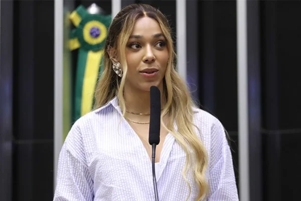 Justiça manda X apagar publicação de Erika Hilton sobre vice de Flávio - destaque galeria