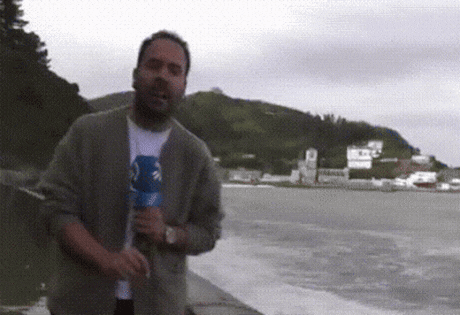 Repórter é atingido ao vivo por onda gigante durante cobertura de tempestade na Espanha