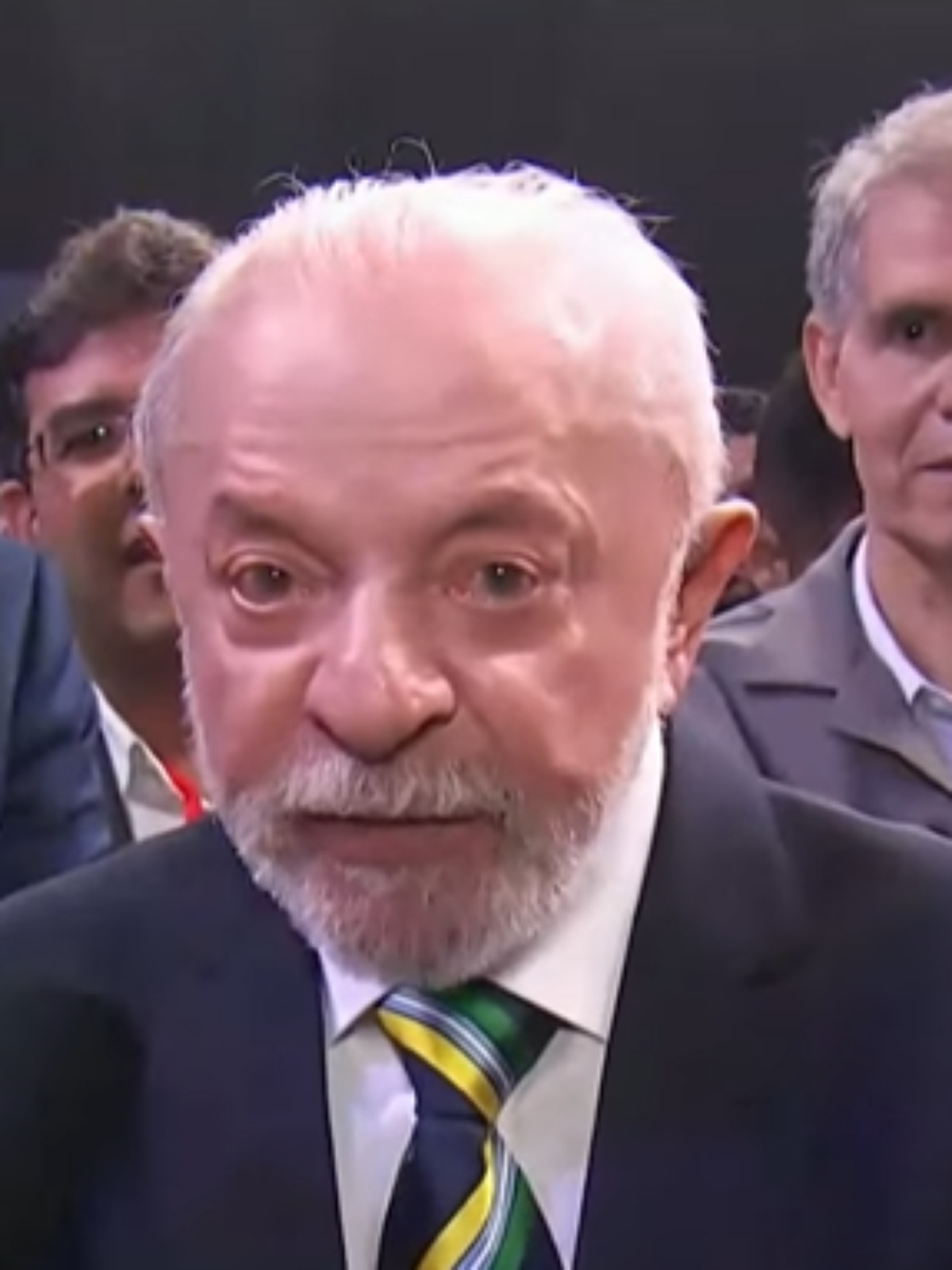 'Não é possível que você fique só nessa acusação barata de um para o outro', diz Lula após o primeiro debate contra Flávio Bolsonaro