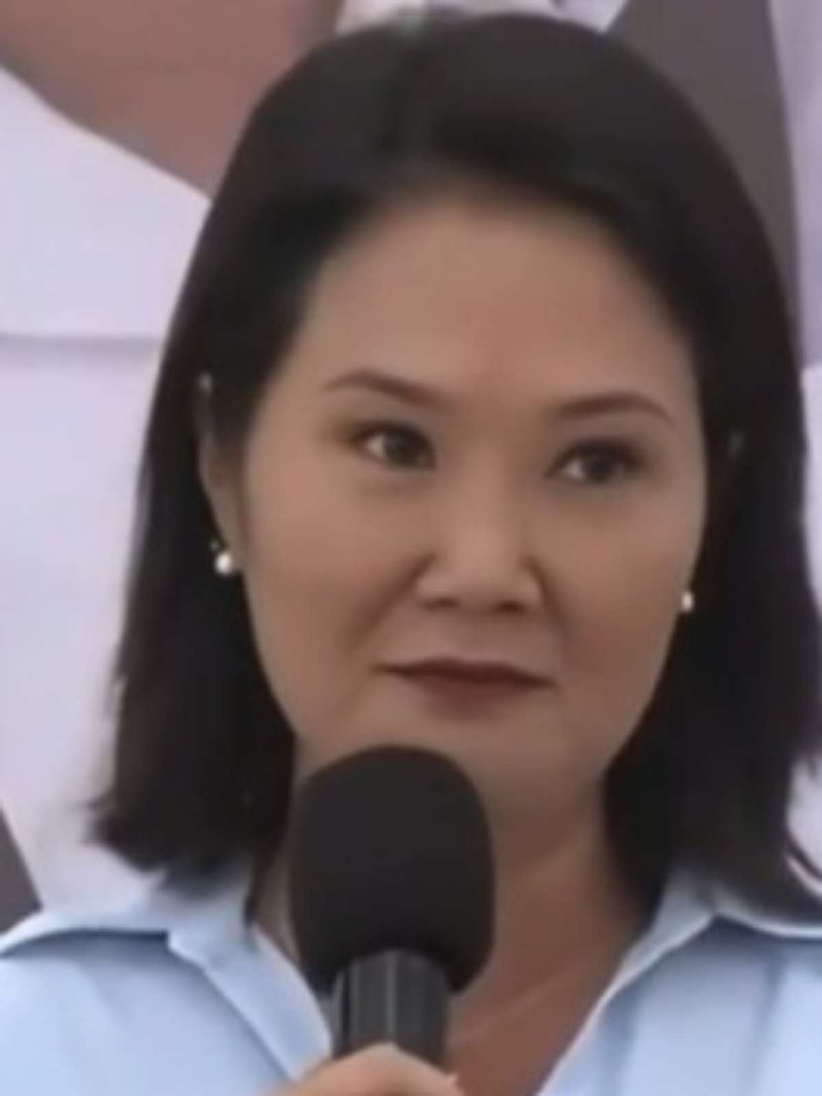 Keiko Fujimori, presidente do Peru, proíbe maquiagem e unhas pintadas em colégios