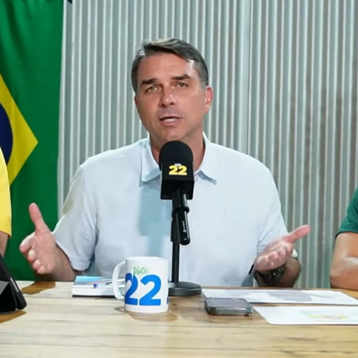 Flávio Bolsonaro defende redução da maioridade penal e ironiza emenda do PT