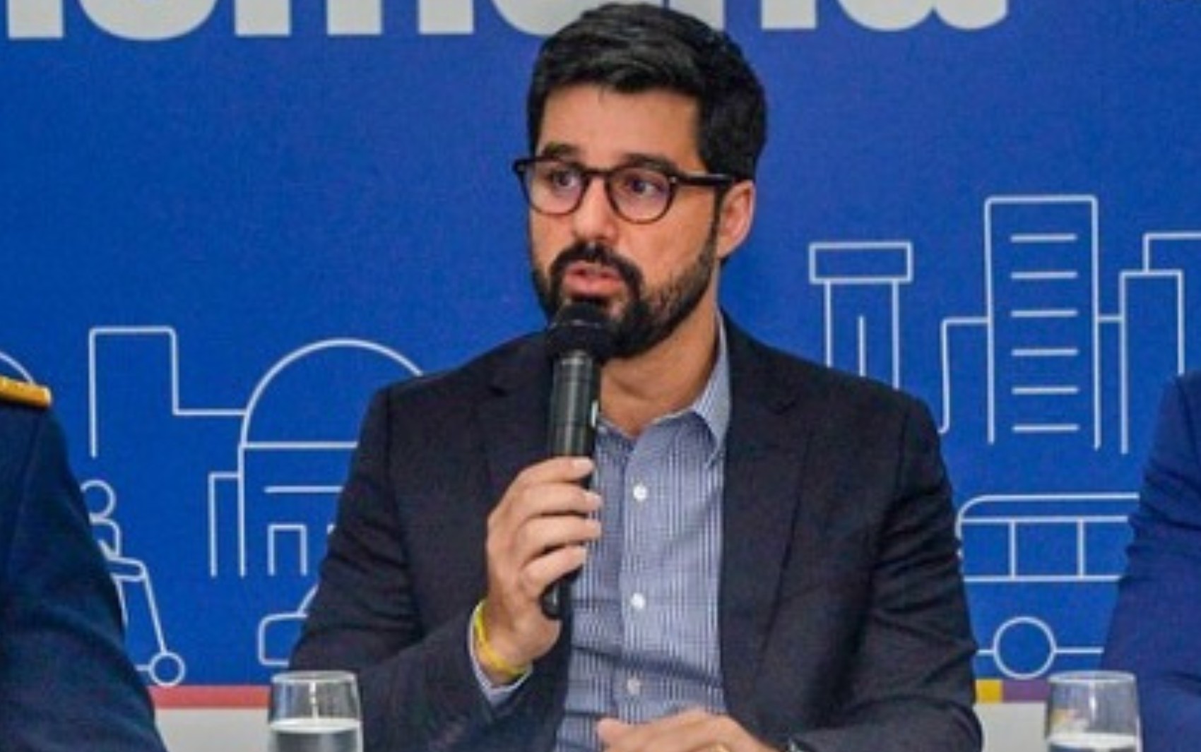 TRE manda prender secretário de transporte; prefeitura diz que liberou todos os ônibus, mesmo com adesivos do PT