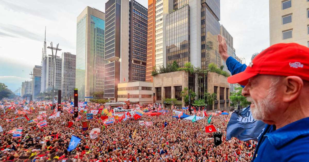Aos 80 anos, Lula leva 'mar vermelho' para Av. Paulista, em São Paulo, para encerrar campanha