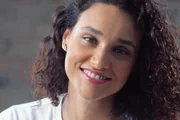 Débora Nascimento posa sorridente para as redes sociais
