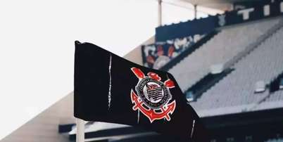 Foto: Bandeirinha de escanteio do Corinthians ( Divulgação/Corinthians) / Gávea News