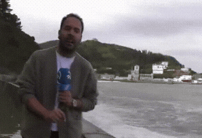 Repórter é atingido ao vivo por onda gigante durante cobertura de tempestade na Espanha
