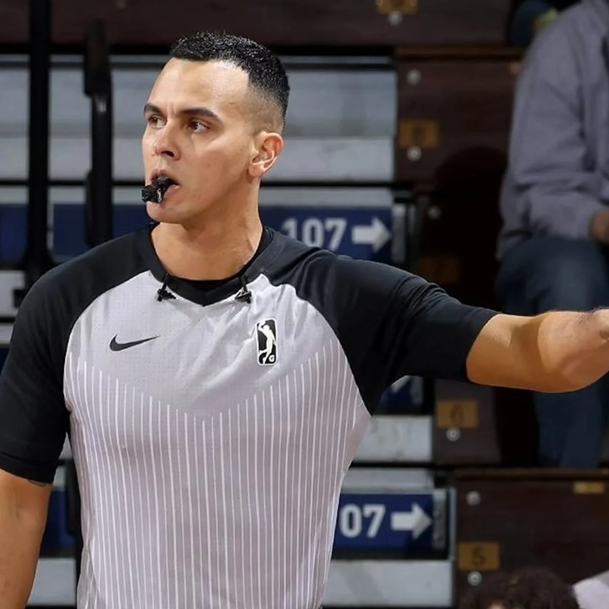 Ítalo Araújo se torna primeiro brasileiro a apitar jogo oficial da NBA