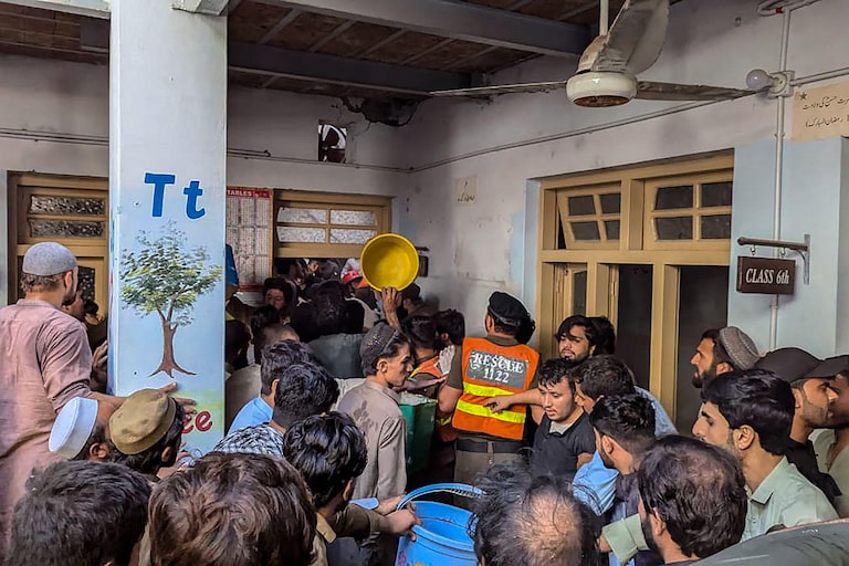 Telhado de escola desaba no Paquistão, e deixa 29 mortos; há crianças sob os escombros