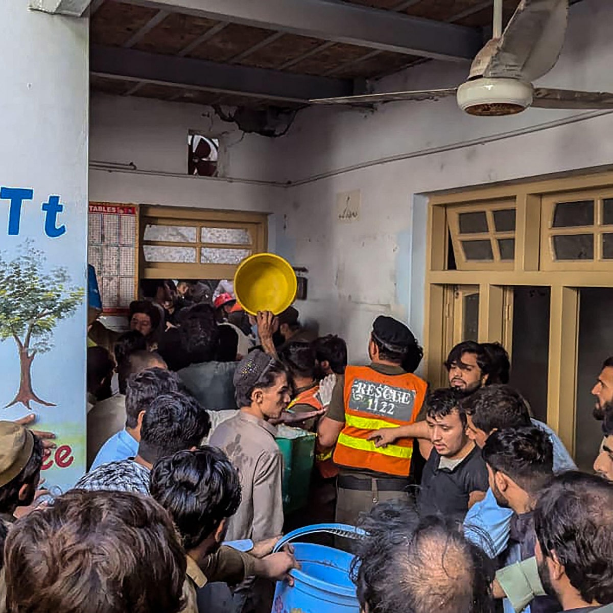 Telhado de escola desaba no Paquistão, e deixa 29 mortos; há crianças sob os escombros