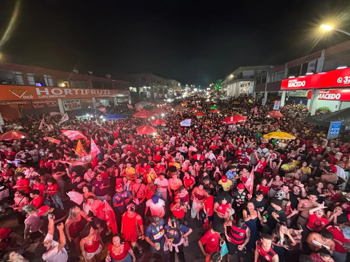 Petistas lotam as ruas da Asa Norte e celebram virada histórica de Lula