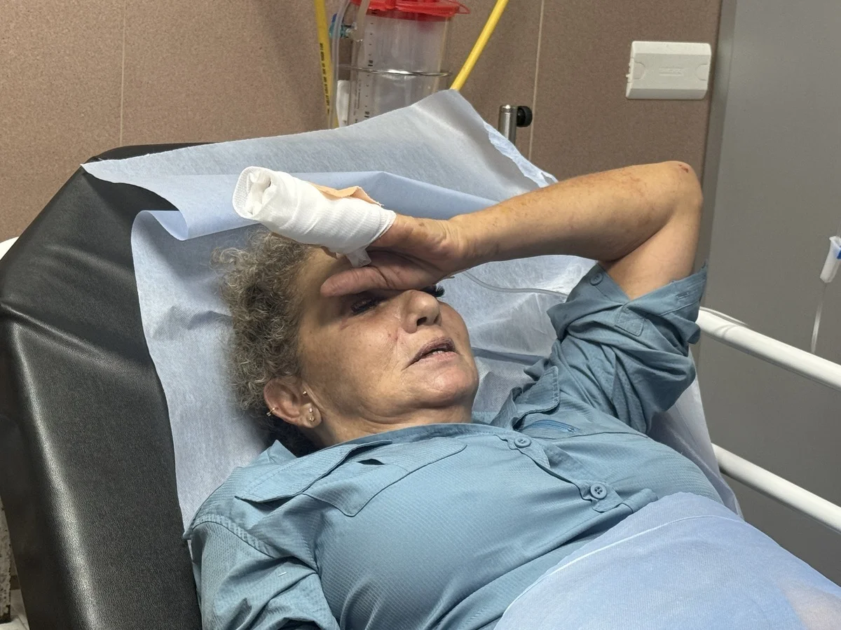 Imagem colorida mostra jornalista dos EUA agredida por colonos de Israel - Metrópoles