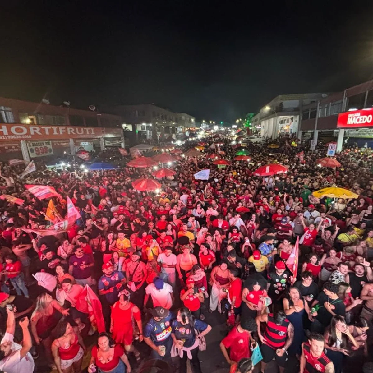 Petistas lotam as ruas da Asa Norte e celebram virada histórica de Lula