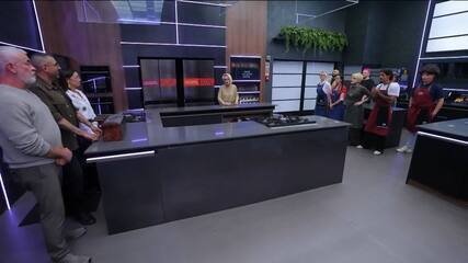 Mentores fazem últimas escolhas do dia e dois cozinheiros deixam a disputa