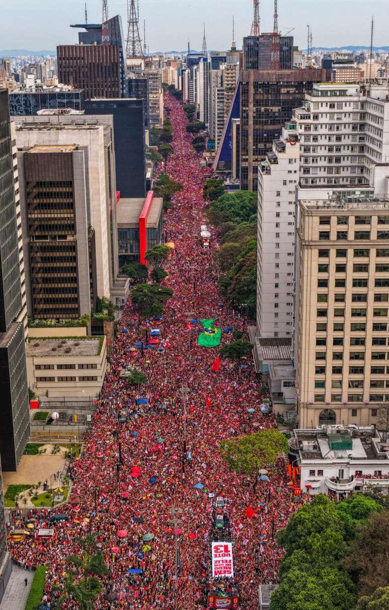 Aos 80 anos, Lula leva 'mar vermelho' para Av. Paulista, em São Paulo, para encerrar campanha