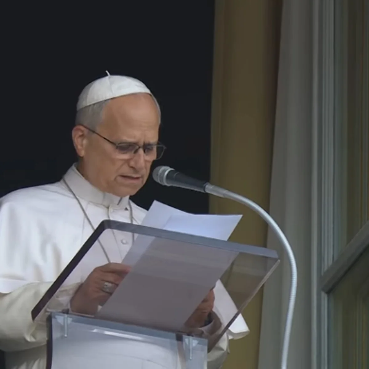 Papa Leão XIV realiza a oração do Angelus no Vaticano após deixar hospital