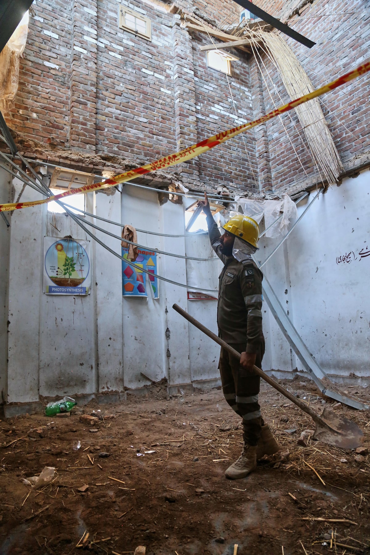 Telhado de escola desaba no Paquistão, e deixa 29 mortos; há crianças sob os escombros