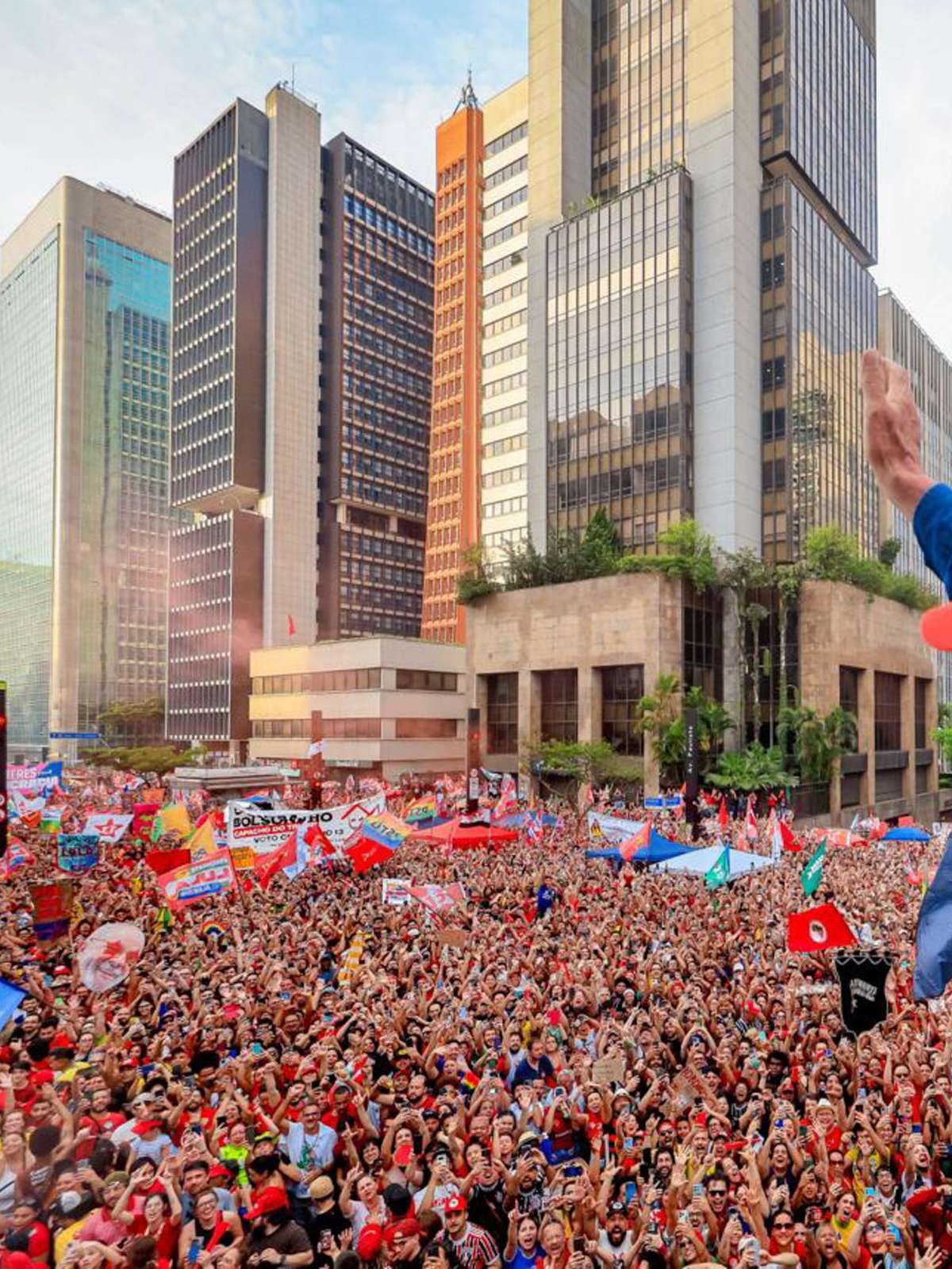 Aos 80 anos, Lula leva 'mar vermelho' para Av. Paulista, em São Paulo, para encerrar campanha