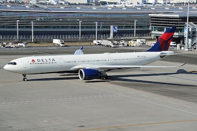 Voo de Nova York para Israel é evacuado devido a uma ameaça de bomba após pousar em Tel Aviv