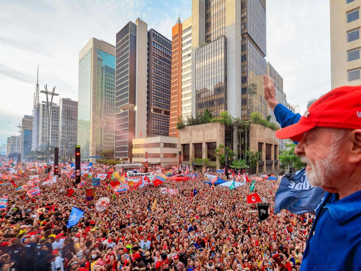 Aos 80 anos, Lula leva 'mar vermelho' para Av. Paulista, em São Paulo, para encerrar campanha