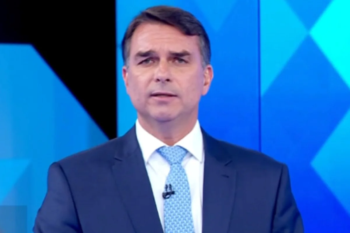 Flávio Bolsonaro durante debate na TV Globo - Metrópoles