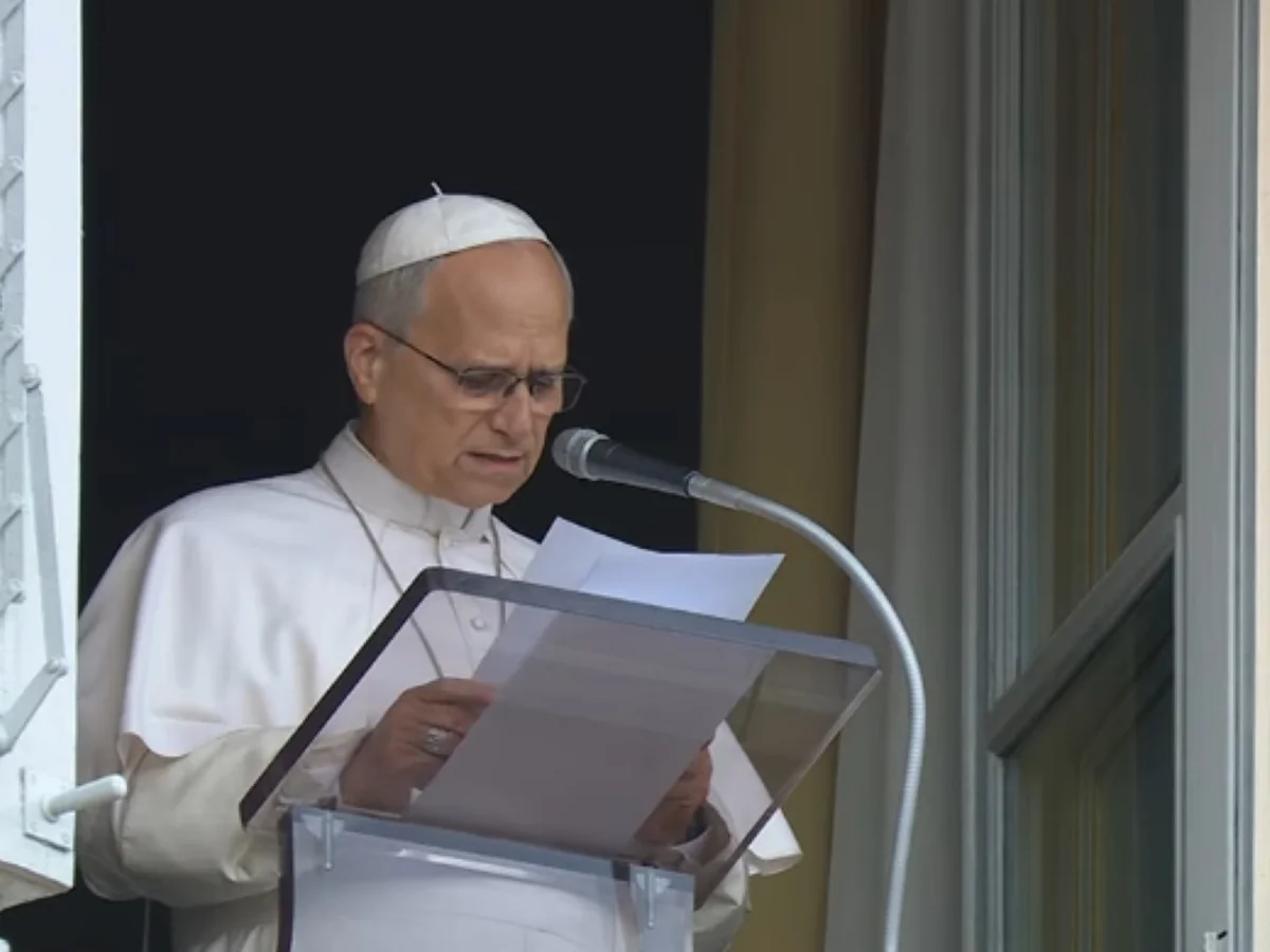 Papa Leão XIV realiza a oração do Angelus no Vaticano após deixar hospital