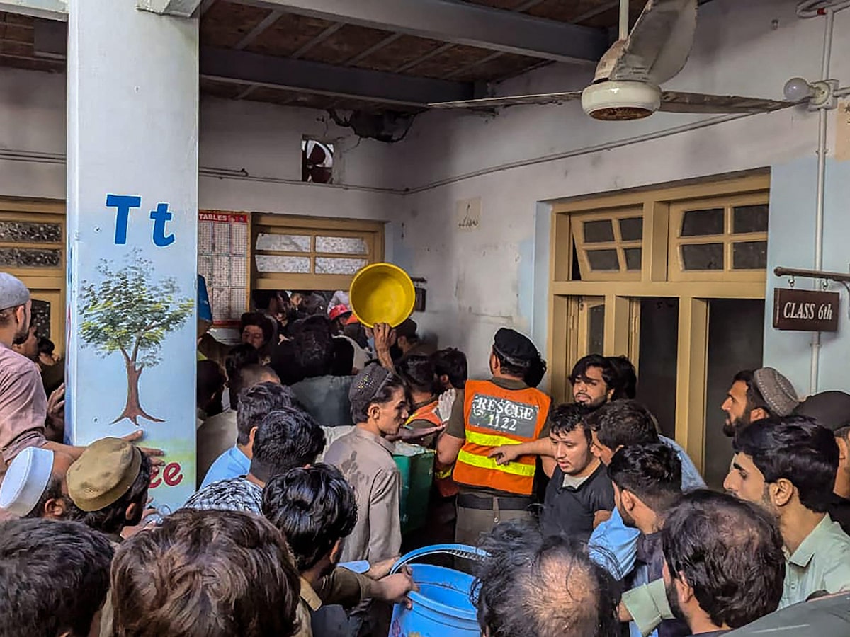 Telhado de escola desaba no Paquistão, e deixa 29 mortos; há crianças sob os escombros